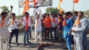 Shiv Sena workers burn effigy of Pb Govt in ferozepur