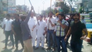 Shiv Sena workers jam traffic in ferozepur